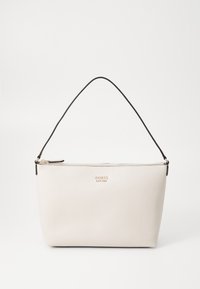 Sac à main synthétique blanc texturé avec une bandoulière noire et un logo doré, doté d'une fermeture éclair en haut. Forme rectangulaire.