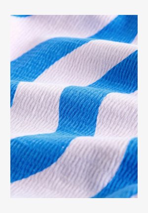 Kokvilnas audums ar maiņojošām zilo un balto svītrām tekstūrētā austā veidā, rādot mīkstu, nedaudz paceltu rakstu.