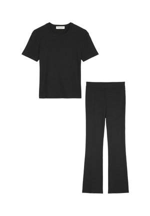 Sort bomulds-T-shirt med korte ærmer og rund hals, parret med matchende sorte flagrende bukser med elastisk talje.