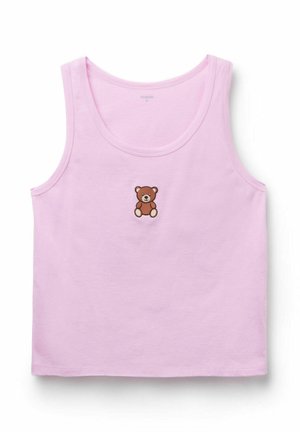 Camiseta sin mangas de color rosa claro con un pequeño oso de peluche marrón bordado en el centro del pecho.