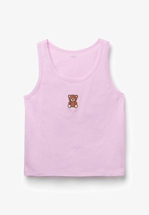 Camiseta sin mangas de color rosa claro con un pequeño oso de peluche marrón bordado en el centro del pecho.