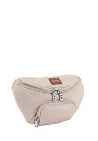 Marsupio in nylon beige con cerniere argento, dotato di una tasca frontale con zip e di un patch con logo marrone. Texture liscia, forma arrotondata.