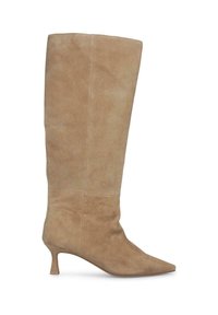 Knee-high beige suède laars met spitse neus en lage kitten heel, zijaanzicht op een witte achtergrond.