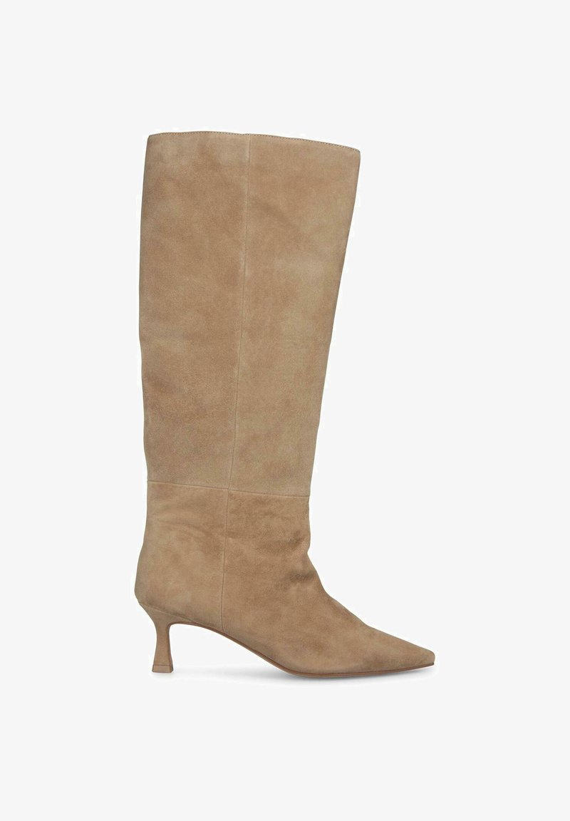 Knee-high beige suède laars met spitse neus en lage kitten heel, zijaanzicht op een witte achtergrond.