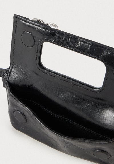 Saco de couro preto com uma textura lisa, apresentando uma alça em recorte retangular e fecho de botão de pressão. Interior simples, sem divisórias.