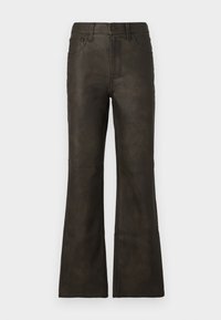Jeans évasés en similicuir marron avec une texture lisse, dotés de cinq poches et d'une fermeture éclair à glissière. Coutures contrastantes le long des coutures.