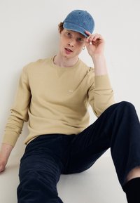 Thumbnail Image 4