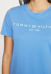 Tommy Hilfiger REGULAR FIT - Marškinėliai su spaudiniu - blue spell