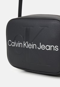 Calvin Klein Jeans SCULPTED CAMERA MONO - Taška s příčným popruhem - black