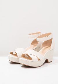 Clarks Sandály na platformě - white