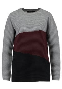 Pull texturé présentant un motif côtelé en gris, bordeaux et noir. Encolure ronde et manches longues avec des sections de couleurs contrastantes.