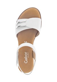 Witte open teen sandaal met soepele leren banden, een zilveren gespaccent en een gevoerde bruine binnenzool met "Gabor comfort" branding.