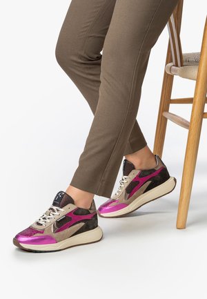 Sneaker sportive con un mix di materiali rosa, beige e marrone scuro, pannelli testurizzati, design con lacci e una spessa suola bianca.