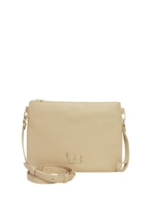 Borsa a tracolla in pelle beige con cerniera dorata, tracolla regolabile arrotolata davanti e piccolo logo dorato "byblos" vicino al centro in basso.