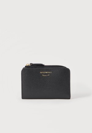 Sort tekstureret læderpung med guldlås og lille gyldent Emporio Armani-logo samt teksten Milano 1981 foran.