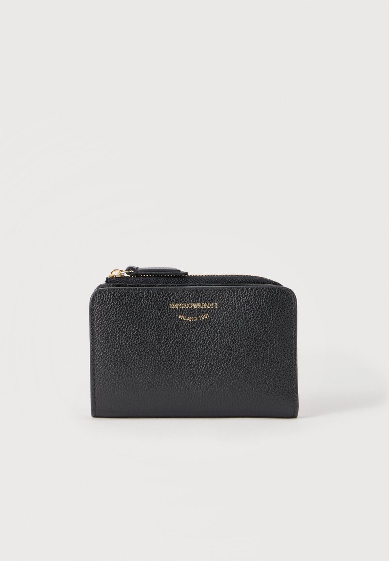 Μαύρο πορτοφόλι από δερματίνη με υφή, με χρυστό φερμουάρ και μικρό χρυσό λογότυπο Emporio Armani και κείμενο Milano 1981 στο μπροστινό μέρος.