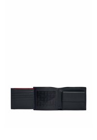 Cartera de cuero negro con una textura suave, múltiples ranuras para tarjetas, una ventana para identificación transparente y un forro interior con un patrón. Detalle de acento rojo visible.