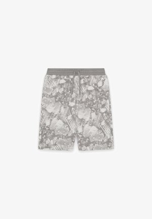 Afslappede grå shorts med et abstrakt geometrisk mønster og snørre i taljen, lagt fladt på en hvid baggrund.