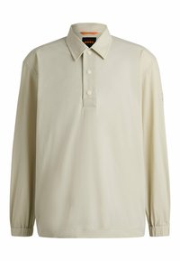 Helles beiges Langarm-Polohemd mit Kragen, einer Knopfleiste mit drei Knöpfen, elastischen Bündchen und Logodetails am Ärmel. Glatte Stoffoberfläche.