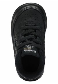 Černé kožené tenisky s šněrováním, propíchnutou špičkou, polstrovaným límcem a texturovanou podrážkou. Na jazyku se nachází logo Reebok Classic.