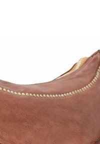 Braune Lederhandtasche mit einer strukturierten Oberfläche, die goldene Nieten am Rand und einen sichtbaren Reißverschluss an der Oberseite aufweist.