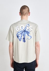 BOSS - NUMBERS - Print T-shirt - light beige Thumbnail Image 1