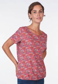 Blumenmuster Kurzarmoberteil, mit Rundhalsausschnitt, rosa Grundfarbe mit roten, orangen und blauen Blumenmustern, aus leichtem Stoff gefertigt.