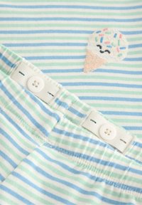 Tissu rayé bleu clair et vert avec une broderie de cornet de glace. Doté d'une fermeture à boutons et d'une texture douce.