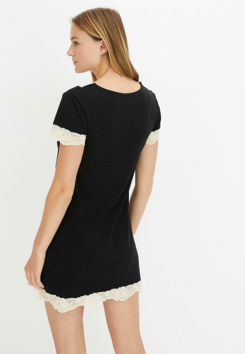 Abito corto nero con accenti in pizzo sulle maniche e sull'orlo, caratterizzato da un colletto rotondo e una texture morbida e liscia.