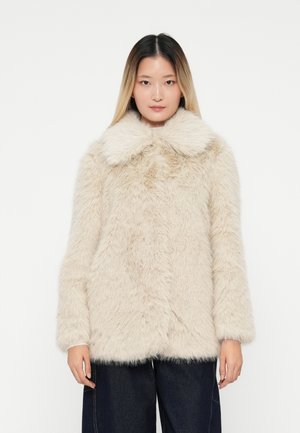 Abrigo de piel sintética beige con un amplio cuello, mangas largas y una textura suave y esponjosa. Presenta un corte holgado y un dobladillo ligeramente curvado.