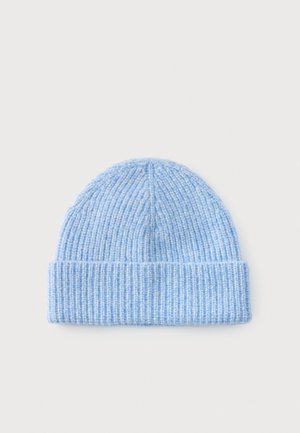 Bonnet en tricot bleu clair avec revers plié, présenté à plat sur un fond clair.