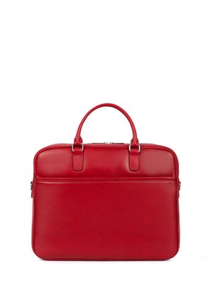 Serviette en cuir rouge avec double poignées, poche frontale zippée et ferrures argentées, conçue pour un usage professionnel ou commercial.