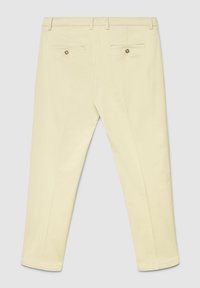 Pantalon jaune clair à coupe ajustée, avec deux poches arrière, une texture lisse et des détails subtils de coutures.