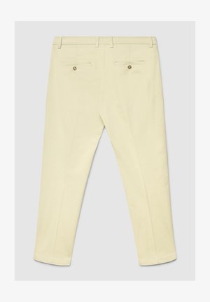 Pantaloni giallo chiaro con vestibilità sagomata, dotati di due tasche posteriori, una texture liscia e dettagli di cuciture sottili.