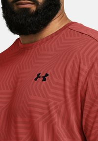 Under Armour TECH VENT GEOTESSA - Športne majice - earthen orange