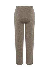 Hnedé elastické nohavice so širokým pásom, rovného strihu, zobrazené zozadu na bielom pozadí.