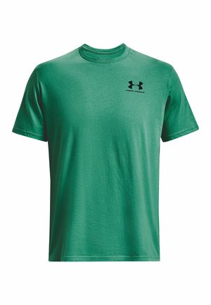 Camiseta verde de manga corta Under Armour con cuello redondo y logo negro en el pecho izquierdo sobre fondo blanco.
