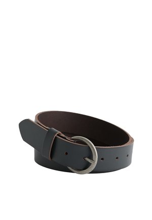 Cintura in pelle nera con fibbia rotonda in metallo argentato, multipli fori per la regolazione e un passante, arrotolata su sfondo bianco.