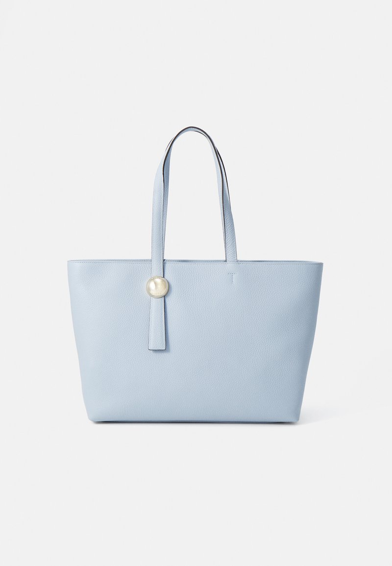 Saco tote de couro azul claro com um acabamento texturizado, apresentando duas alças de ombro e um detalhe em botão metálico redondo na frente.