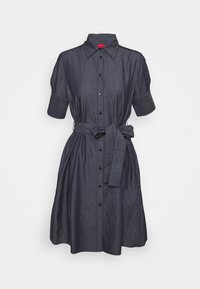 Robe gris foncé à manches courtes, boutonnée à l'avant avec col et ceinture en tissu nouée à la taille, longueur genou avec une jupe légèrement évasée.