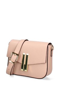 Borsa a tracolla in pelle rosa con patta, dettagli in metallo dorato e tracolla regolabile, caratterizzata da una finitura testurizzata e bordi arrotondati.