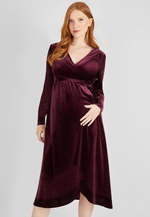 Bordeaux samtener Wickelkleid mit langen Ärmeln und Taillenband. Verfügt über einen V-Ausschnitt und einen knielangen Saum mit einem subtilen Glanz.