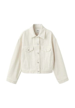 Chaqueta vaquera corta color blanco roto con cierre de botones, dos bolsillos con solapa en el pecho, bolsillos laterales y cuello.