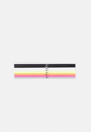 Set di sei elastici per capelli nei colori nero, bianco, giallo, rosa e viola, con piccoli accenti neri del logo, uniformi in spessore e texture.