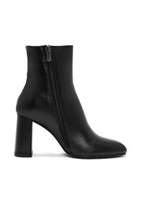 Botte de cheville en cuir noir avec un bout pointu, une silhouette élégante et une fermeture éclair sur le côté. Présente un talon bloc modéré pour la stabilité.