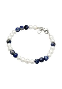 Armband med växelvis blå och vita runda pärlor, med ett silverlås. Pärlorna varierar i nyanser och erbjuder en blandning av texturer och färger.