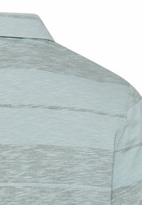 Lyseblåt og gråt stribet stof på den øverste ryg og skulderområdet af en skjorte med krave.