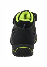 Zwarte sportieve schoen met een gestructureerde mesh bovenkant, contrasterende felgroene voering en een veilige band. Bevat blauwe accenten en een rubberen zool.