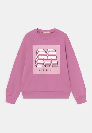 Roze sweatshirt met een vierkante afbeelding van een gestreepte, 3D "M" en daaronder de merknaam "MARNI" in het zwart. Gemaakt van zachte stof met geribbelde boorden.