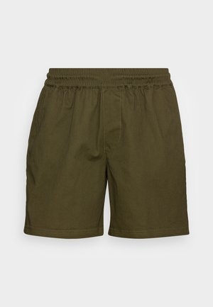 Shorts vert olive avec une taille élastique, fabriqués en tissu léger, avec un design simple et des jambes droites.